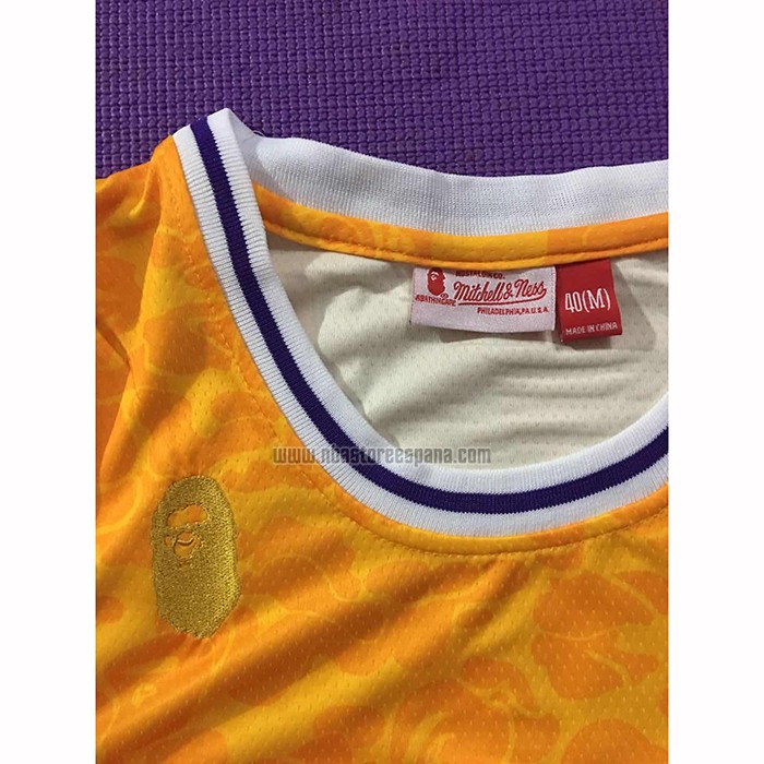 Camiseta Los Angeles Lakers Bape NO 24 Mitchell & Ness Amarillo